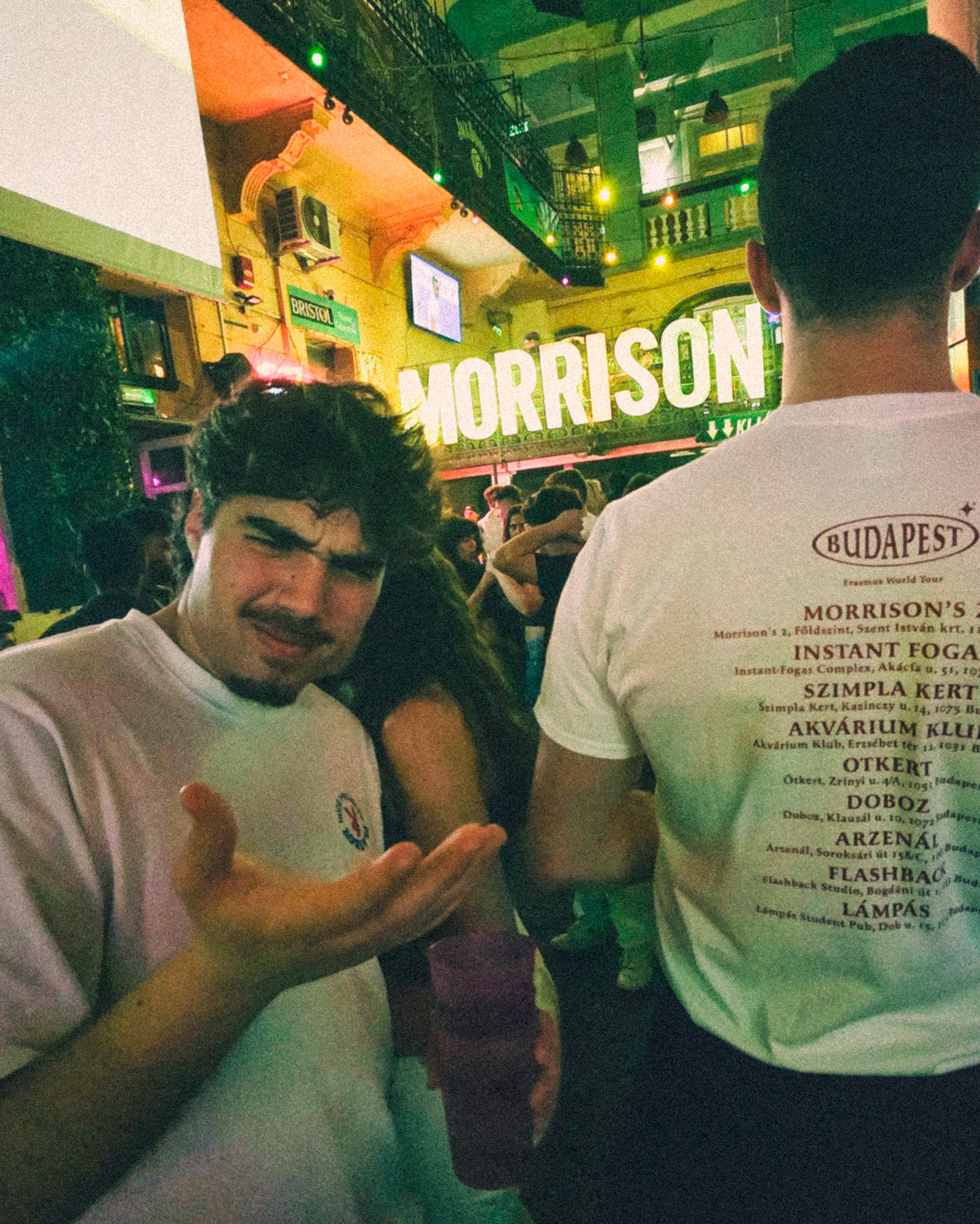 Grupo Erasmus en Budapest con sus sudaderas personalizadas