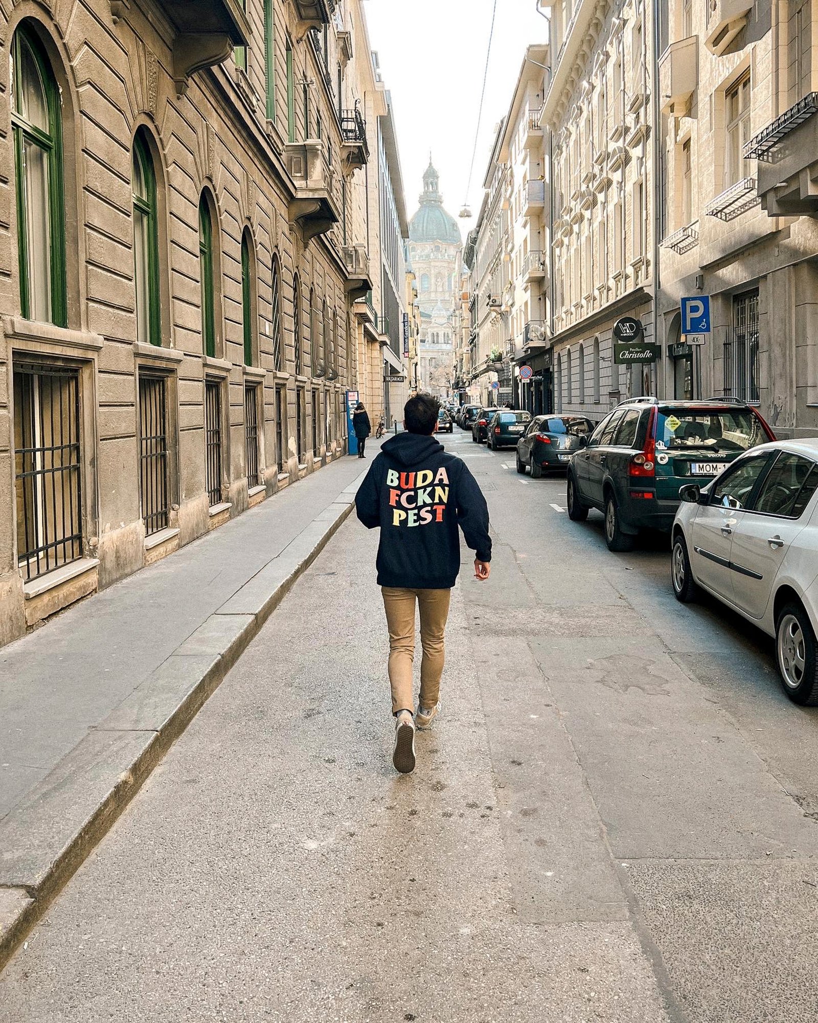 Estudiantes Erasmus en Budapest con sudaderas de grupo